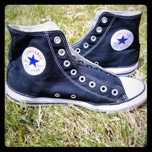 BACK TO SCHOOL! Converse black no shoe strings.